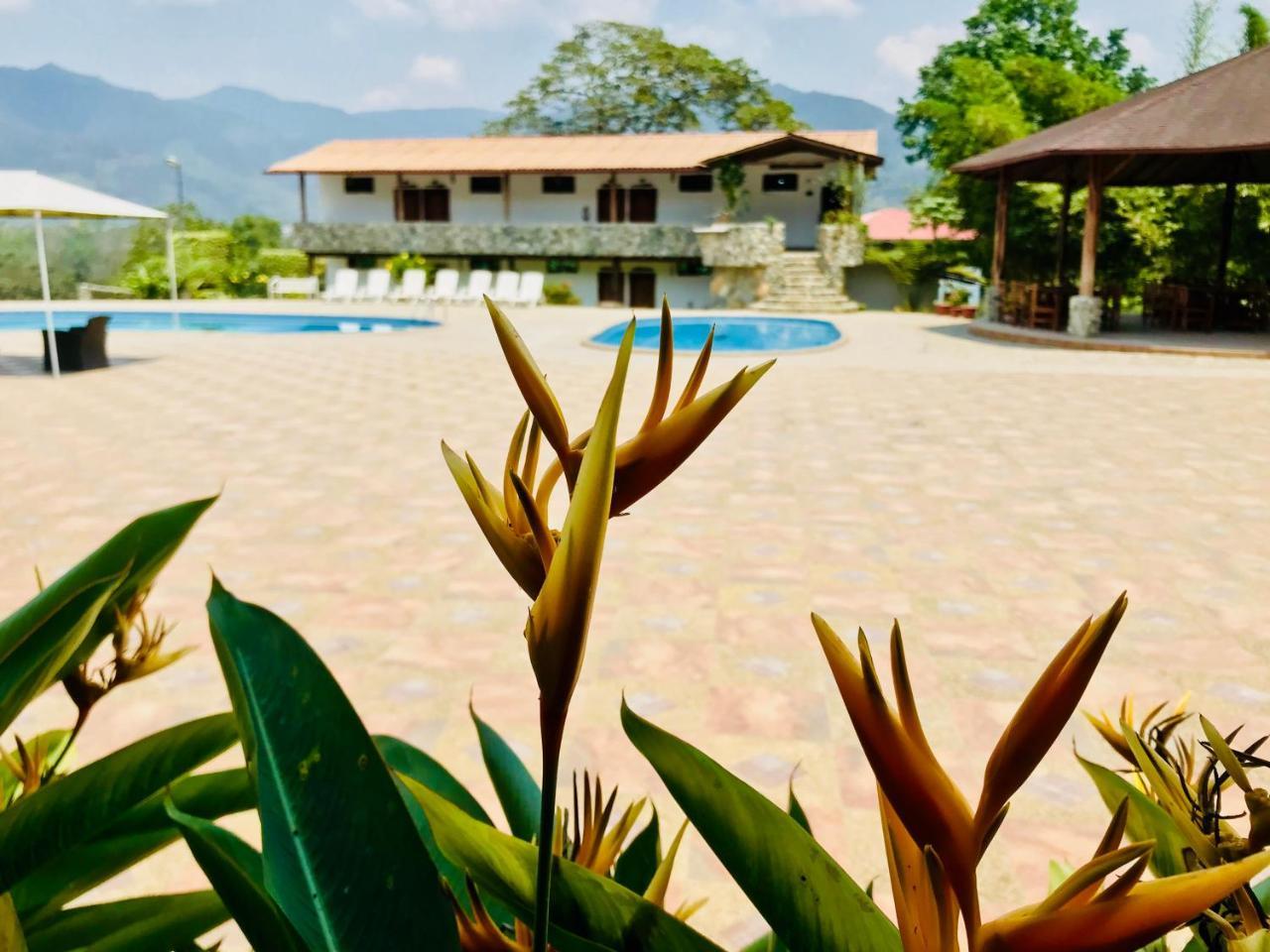 Hosteria Tierra Dorada Yantzaza Exterior foto